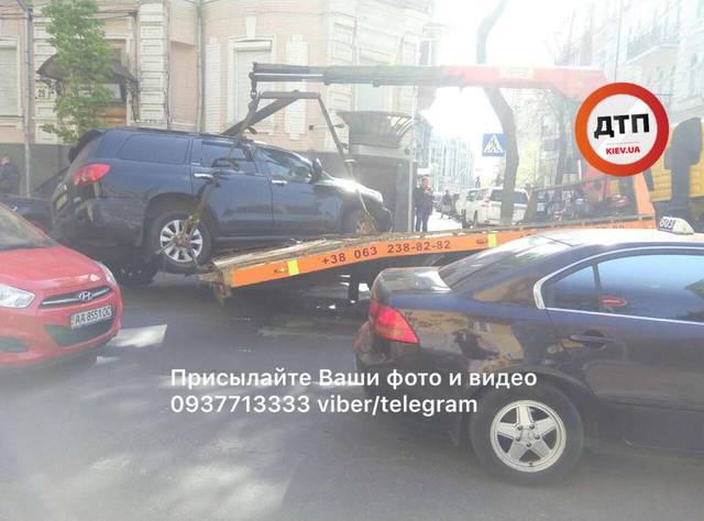 Эвакуатор уронил тяжелый внедорожник, неправильно припаркованный в центре Киева