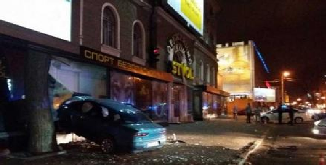 Пьяный водитель влетел в витрину оружейного магазина, находящегося в здании полиции