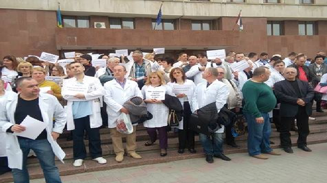 Медики Івано-Франківської обласної лікарні організували мітинг в підтримку колеги, якого затримали на хабарі