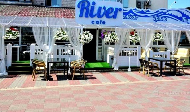 В Киеве полностью сгорело кафе на набережной