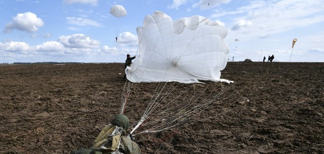 Херсонским десантникам поставили парашюты-убийцы, просроченные на сорок лет