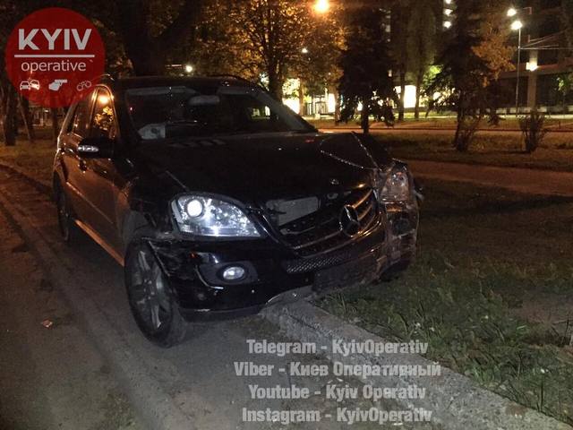 Элита госслужбы: В Киеве пьяный чиновник протаранил три авто и въехал в дерево