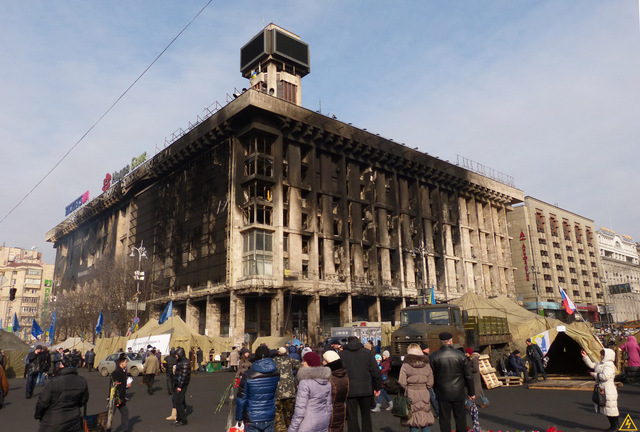 На ремонт денег нет: сети возмутило обновление фасада разрушенного Дома профсоюзов в Киеве