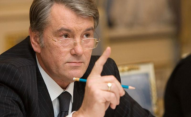 Ющенко на тракторе строит хату