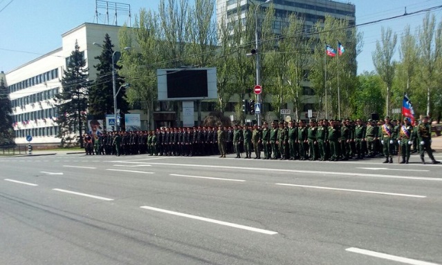 Кадры "парадничков" из оккупированного Донецка вызвали шквал едких шуток и проклятий в социальных сетях