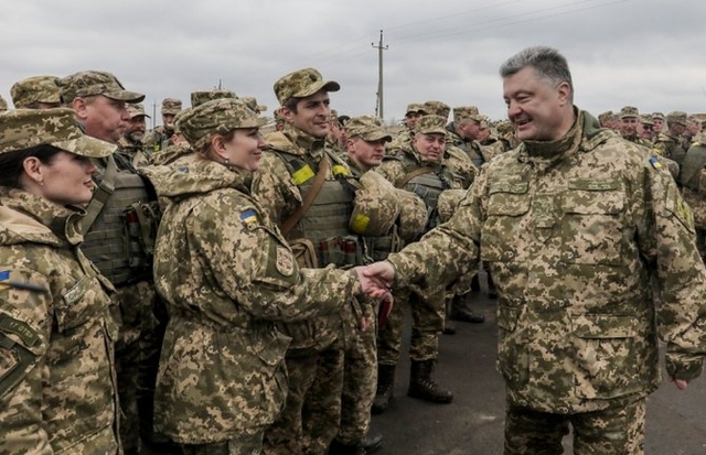 Порошенко придумал новый способ вдохновить украинских воинов на Донбассе