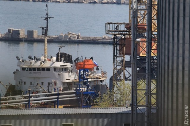 В Одесский порт зашел российский танкер с развевающимся триколором