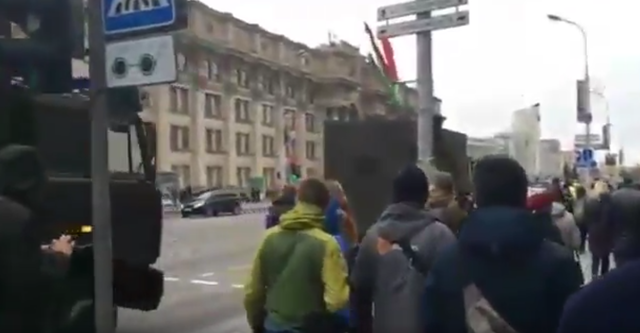 В Минске прошел несанкционированный митинг - автозаки, файеры и другие атрибуты "маевки"