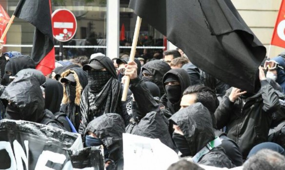 В Париже на первомайском шествии начались столкновения: ранены трое полицейских