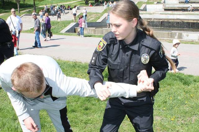 На запорожской набережной патрульные выкручивали руки отдыхающим