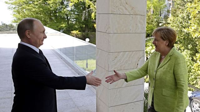 Путин заявил Меркель, что украинские националисты сожгли беззащитных людей в Одессе