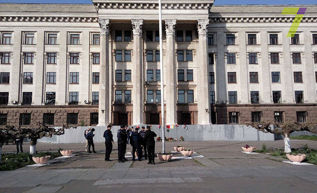 Над Куликовым полем летает дрон с красно-черным флагом ОУН