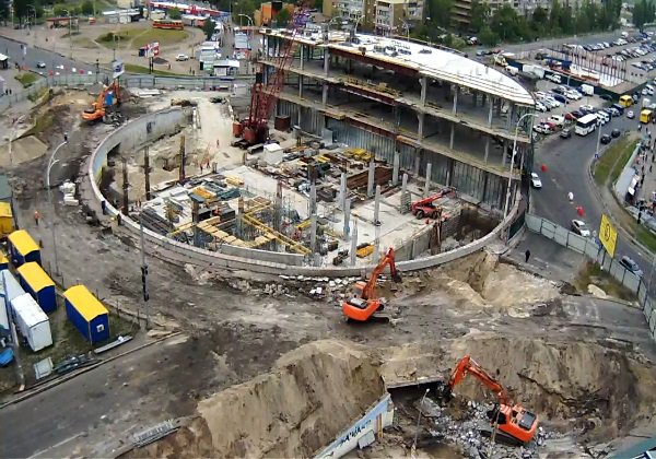 СМИ: В Киеве возле метро «Героев Днепра» строители ТРЦ разрушают подземные переходы