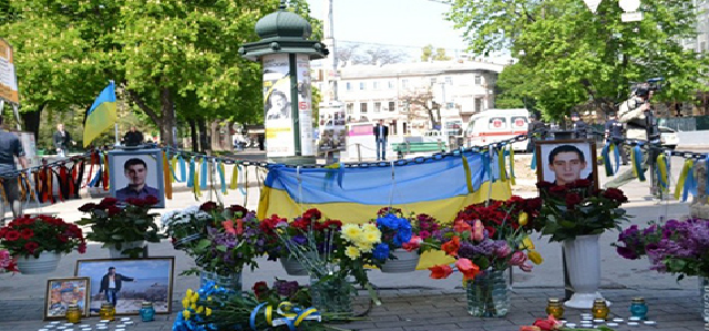 Более 100 человек почтили память погибших проукраинских активистов в Одессе