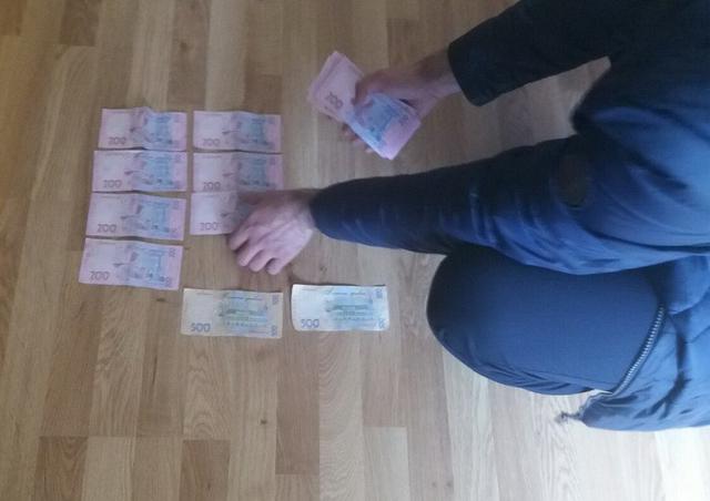 СБУ на Черниговщине задержала на взятке старшего инспектора таможни