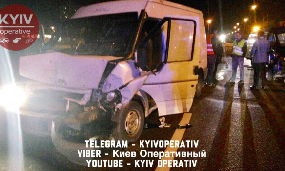 В Киеве фургон врезался в автомобиль дорожной службы, два человека получили травмы