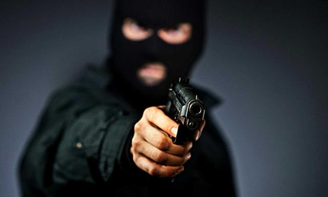 В Киеве в ТЦ ворвались вооруженные грабители: первые фото