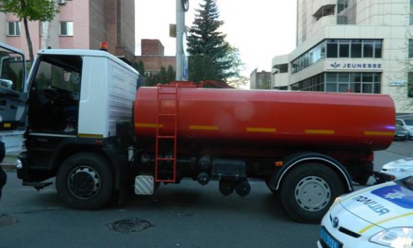 В Киеве парень угнал водовоз, чтобы покатать брата