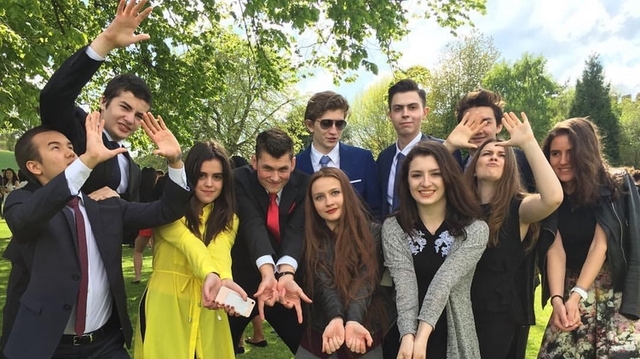 Дети президента Порошенко сфотографировались для выпускного альбома