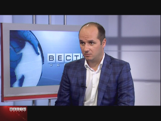 Одесские активисты раскрасили приемную депутата от "Оппозиционного блока" и сожгли палатку