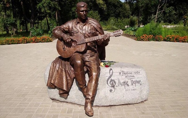 Полиция Нежина нашла пропавший памятник Марку Бернесу