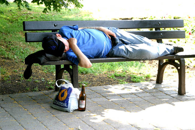 Соцсети: В Киеве начали бить пьяных людей на улице