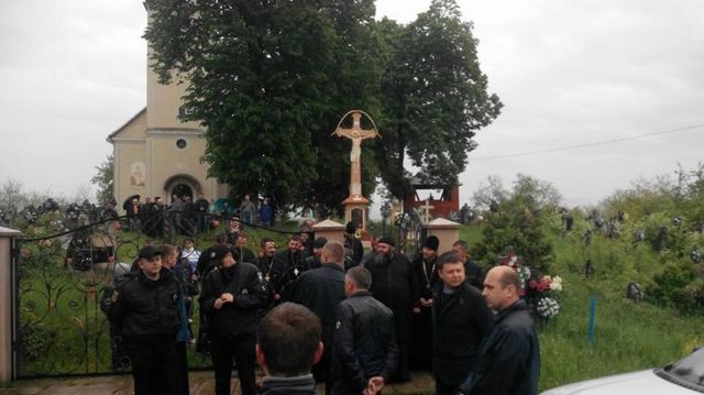На Ужгородщині священики московського патріархату силою не пустили греко-католиків у церкву