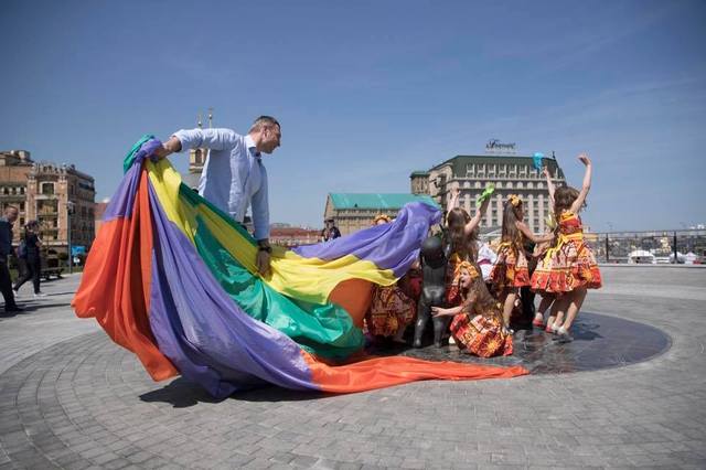 Кличко открыл наземную часть Почтовой площади и «детский» памятник