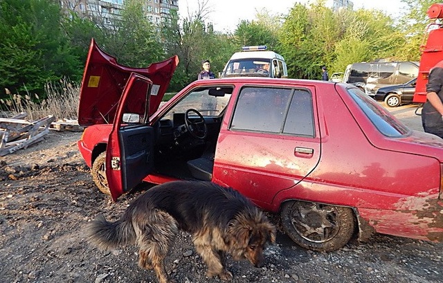 В Николаеве девушка-водитель на «Славуте» упала в «озеро» с канализационными стоками