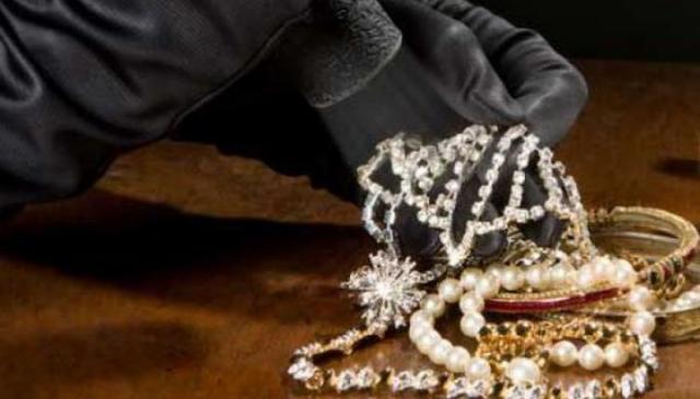 В Киеве вооруженные люди в масках ограбили очередной ювелирный магазин