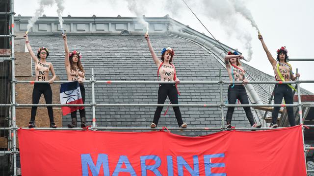 Полураздетые активистки Femen во Франции устроили акцию против Ле Пен