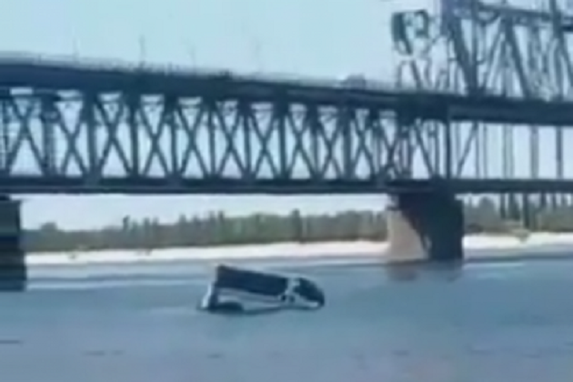 В Днепре утонул микроавтобус. В последний момент из него успели спастись люди