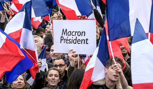 Меркель «очень душевно» поздравила Макрона и пообещала скорый визит