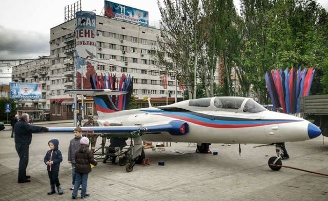 В центре Донецка появился реактивный самолет