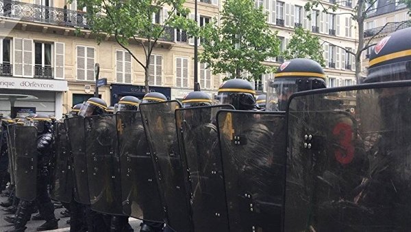 В Париже полиция избила пропагандистку российского агентства Sputnik