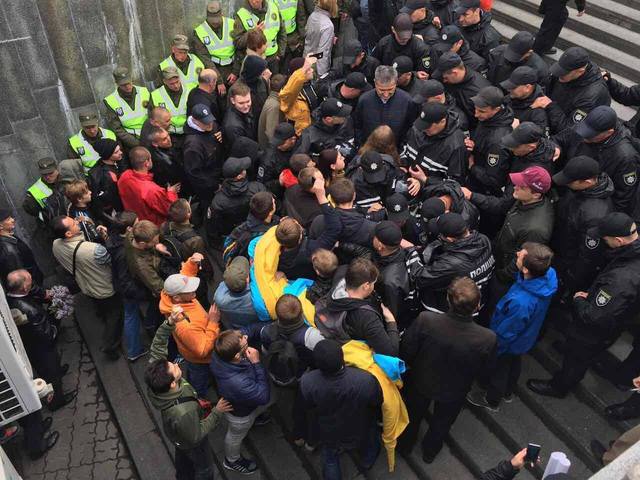 В Киеве группа лиц заблокировала вход в парк Вечной славы