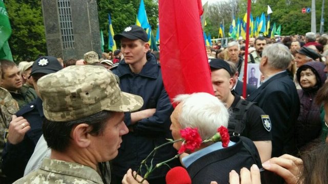 В Харькове произошла стычка между участниками акции "Бессмертный полк" и активистами