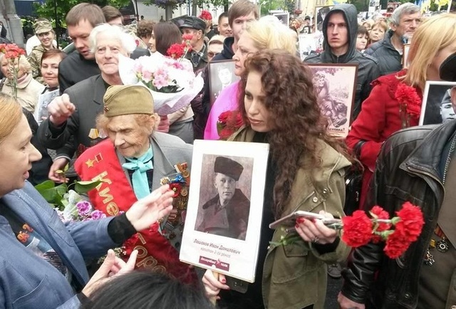 «Безсмертний полк» у Києві: учасників закидають фарбою і димовими шашками