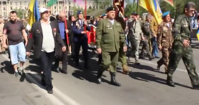 Экс-депутат выдал себя за ветерана на параде