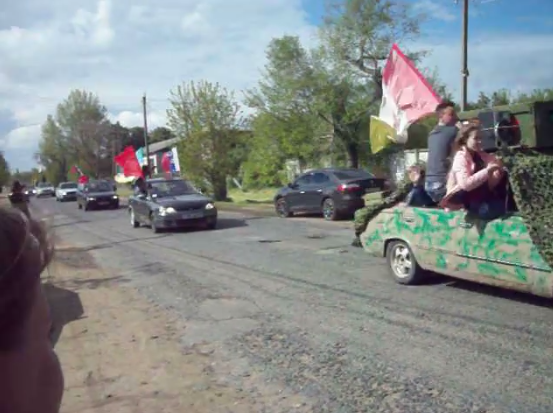 В селе под Одессой устроили автопарад с российскими и советскими флагами