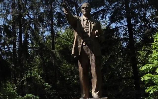 Женщина набросилась на журналистов, защищая «недекоммунизированный» памятник Ленину