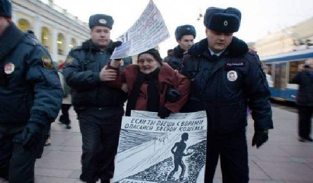 "Путин - приличный, не пьяница". Ватница набросилась на пожилую художницу