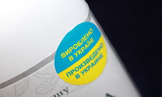 В сети удивились заклееной украинской символикой в супермаркете Киева
