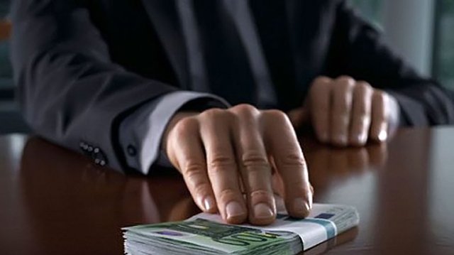 Взяткой за взятку: бизнесмен пытался выкупить задержанного чиновника миграционной службы