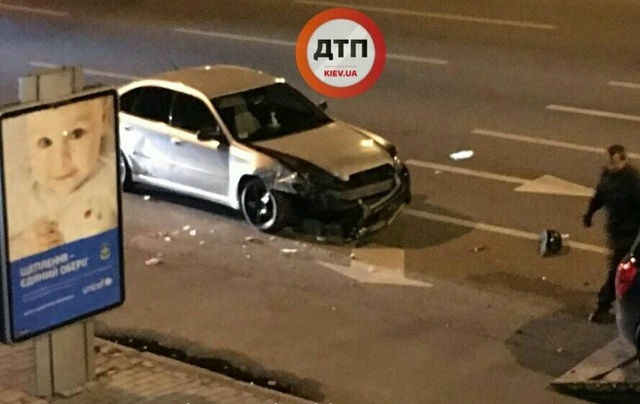 ДТП в Киеве: девушка за рулем Subaru протаранила несколько припаркованных авто