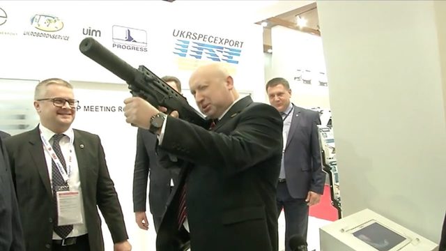 Турчинов на выставке в Турции: Хороший автомат, нацеливаюсь. Где русский стенд?