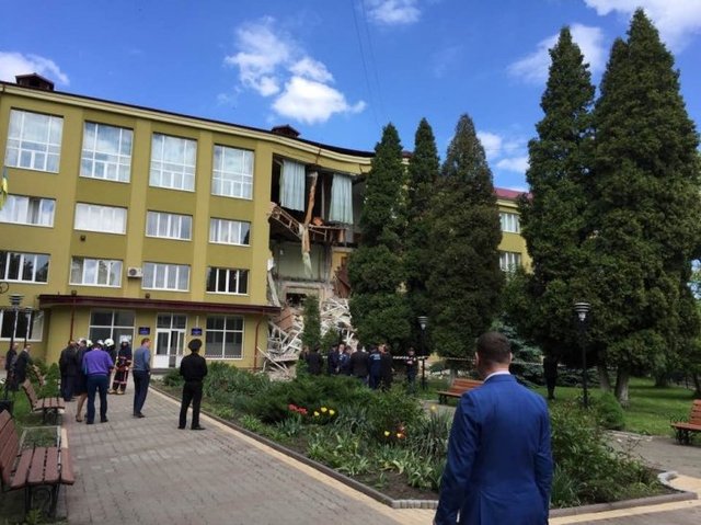 Корпус экономико-правового колледжа КНТЭУ в Коломые внезапно рухнул