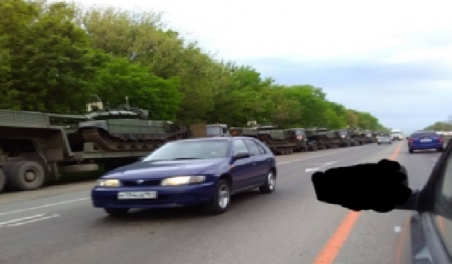 В России у границы с Украиной сняли на видео колонну российских танков