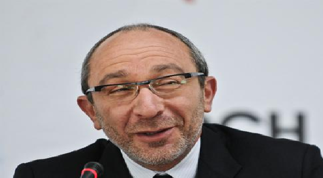 Кернес сломал ногу во время занятий с реабилитологом, - СМИ