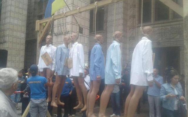 С кулуаров на виселицу: под Радой развернулись акции протеста